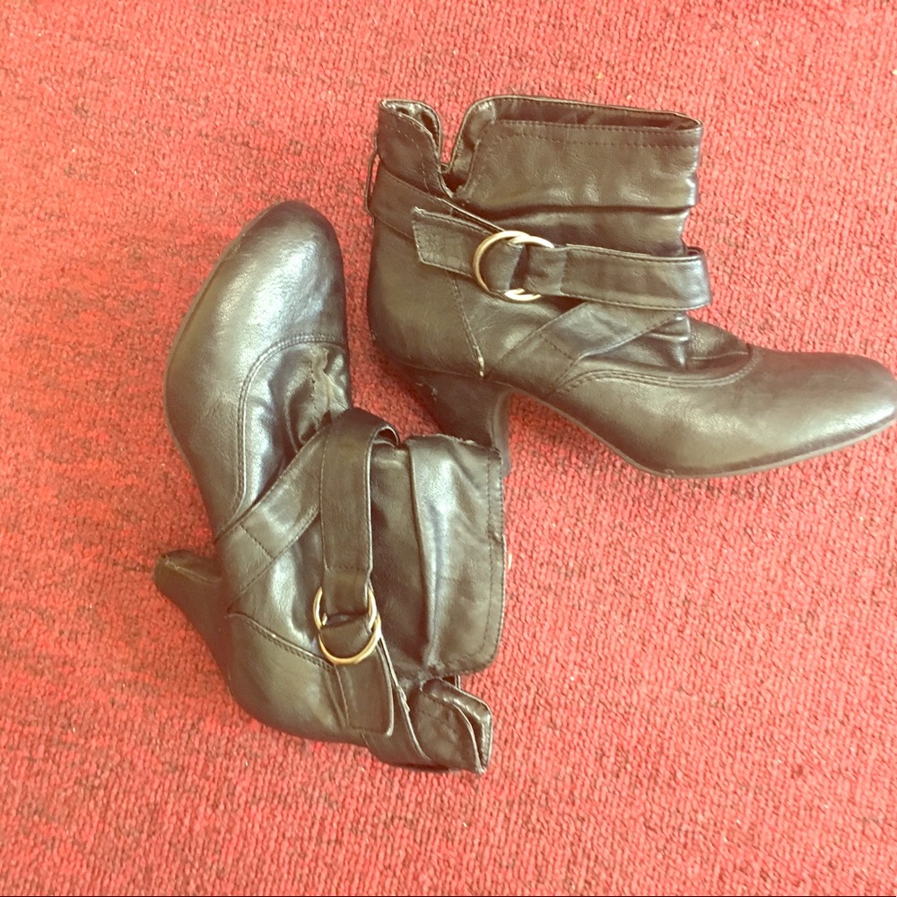 Heeled black booties